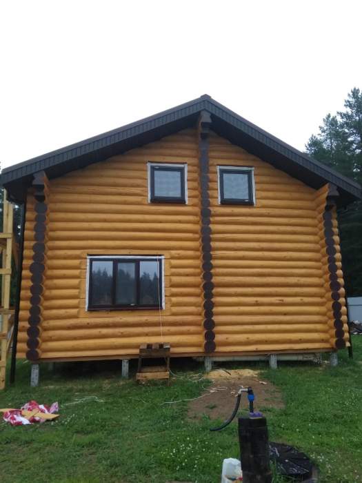 Дом из бревна с новыми пластиковыми окнами