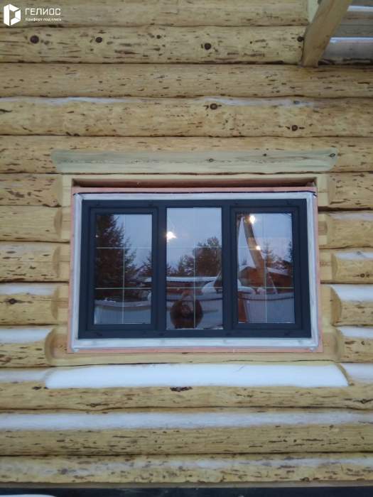 Дом из бревна с пластиковым окном